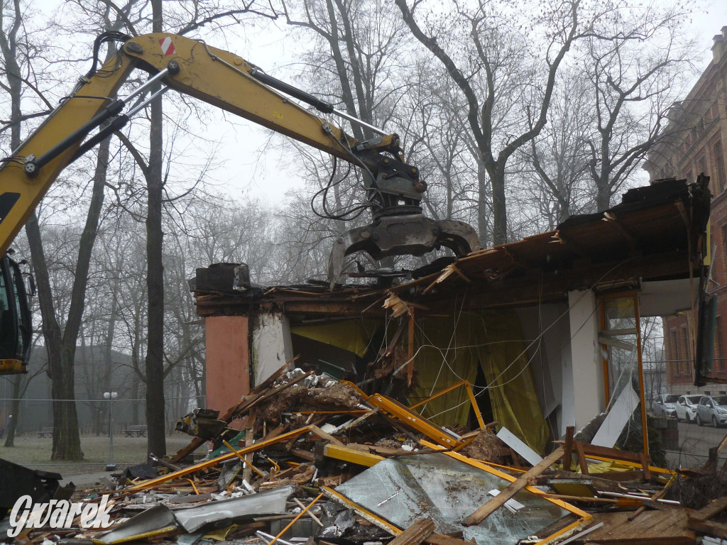 Tarnowskie Góry. Rozbiórka byłej kwiaciarni trwa