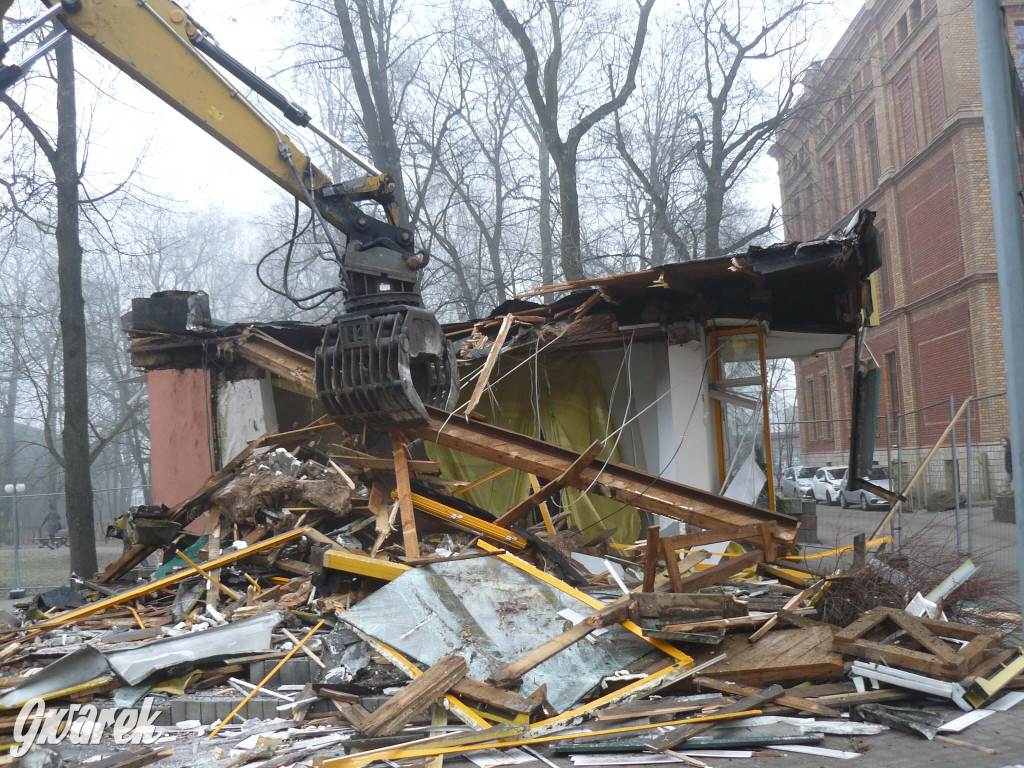 Tarnowskie Góry. Rozbiórka byłej kwiaciarni trwa