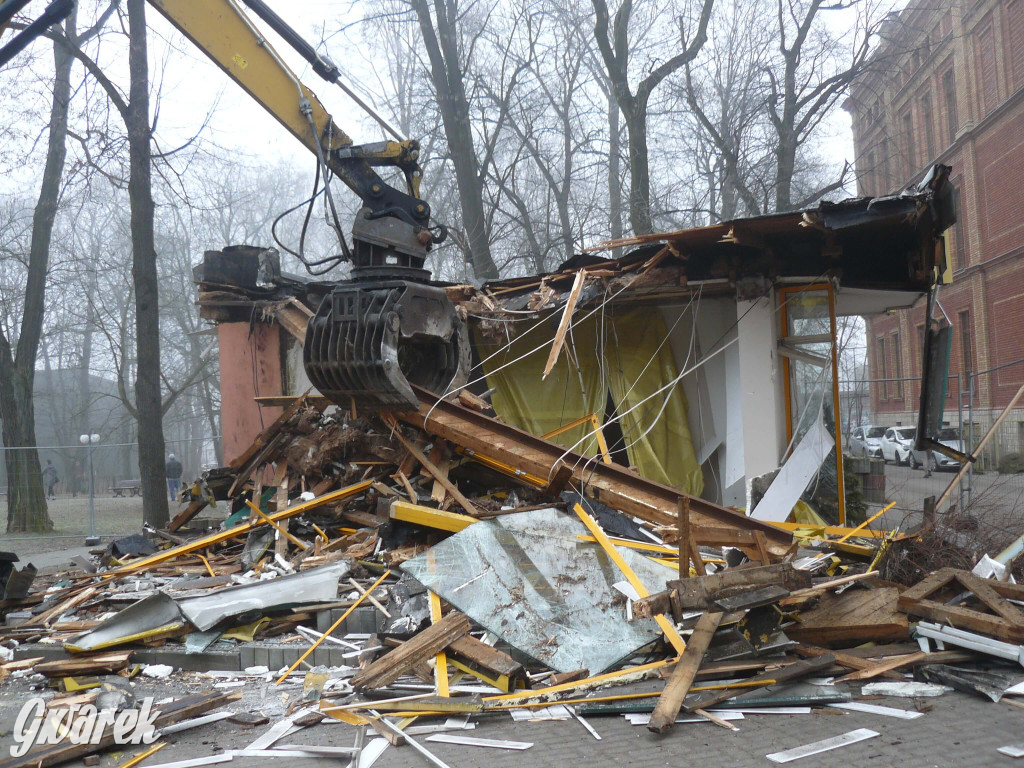 Tarnowskie Góry. Rozbiórka byłej kwiaciarni trwa