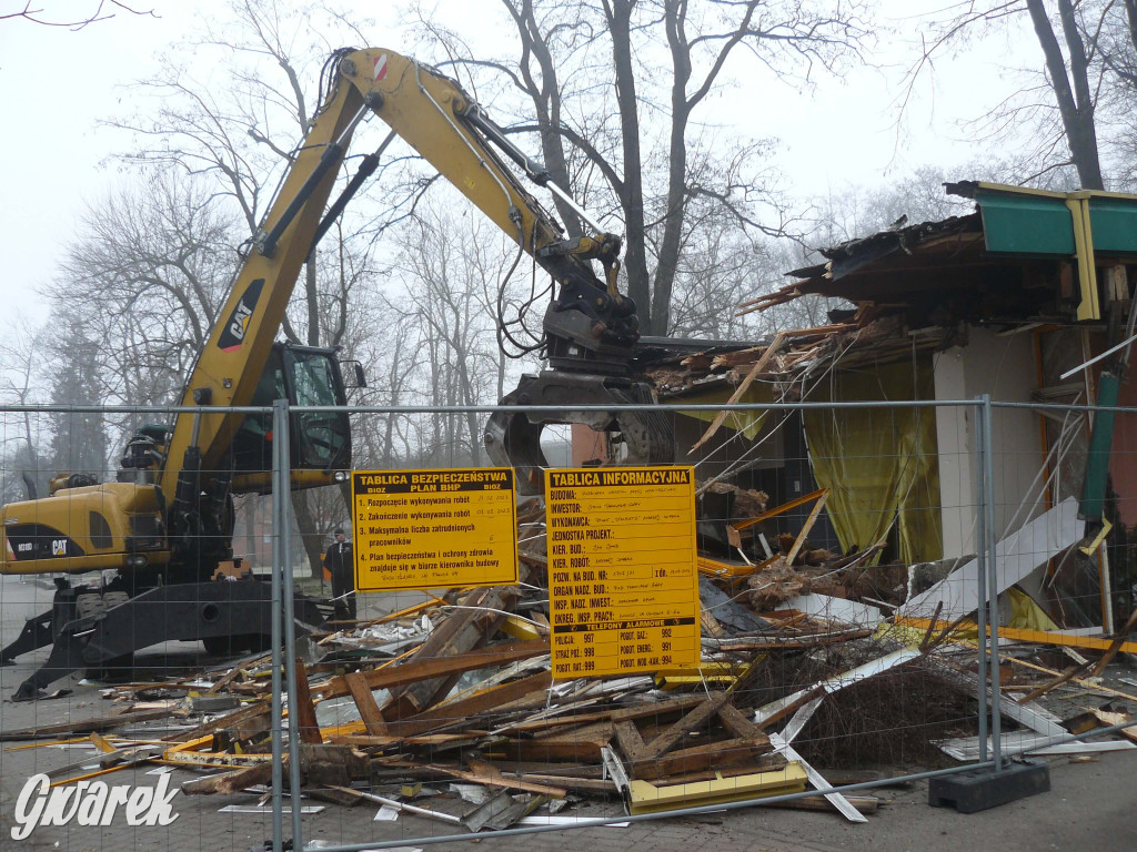 Tarnowskie Góry. Rozbiórka byłej kwiaciarni trwa