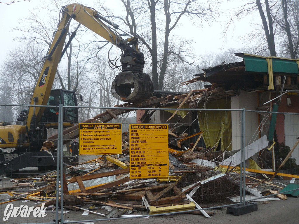 Tarnowskie Góry. Rozbiórka byłej kwiaciarni trwa