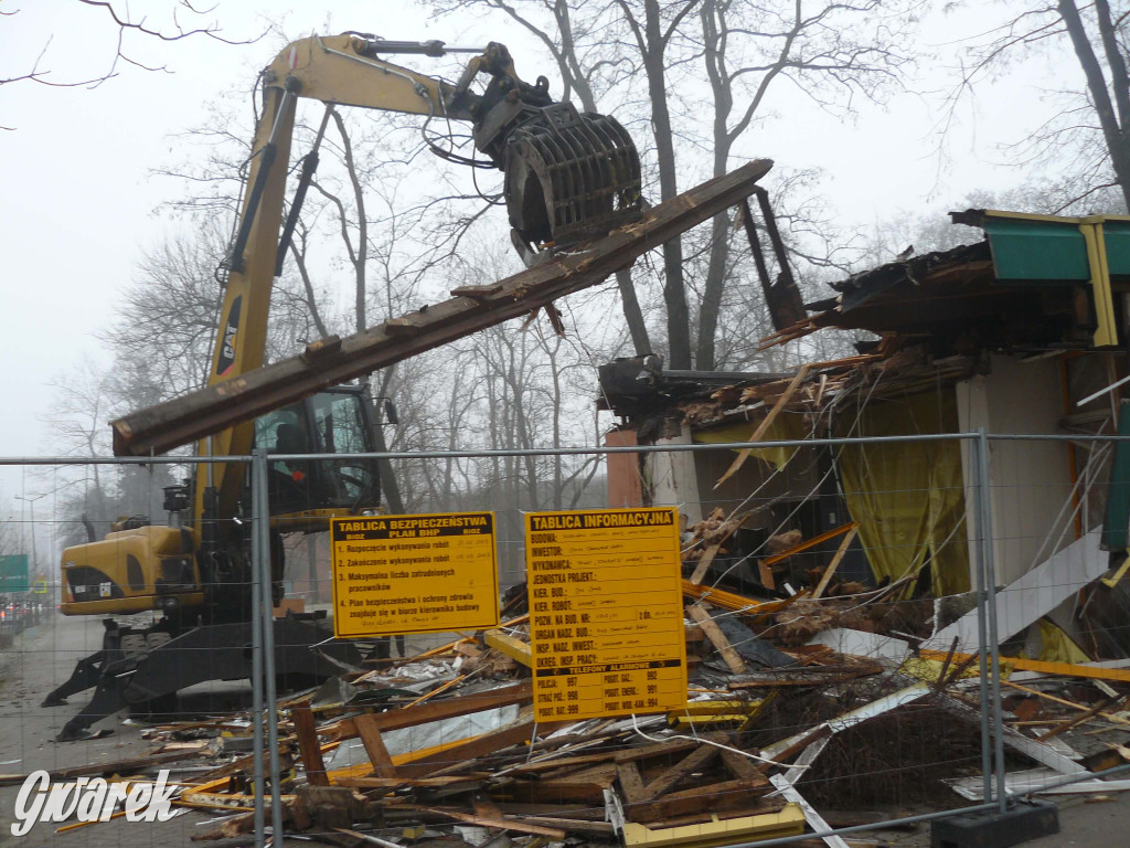 Tarnowskie Góry. Rozbiórka byłej kwiaciarni trwa