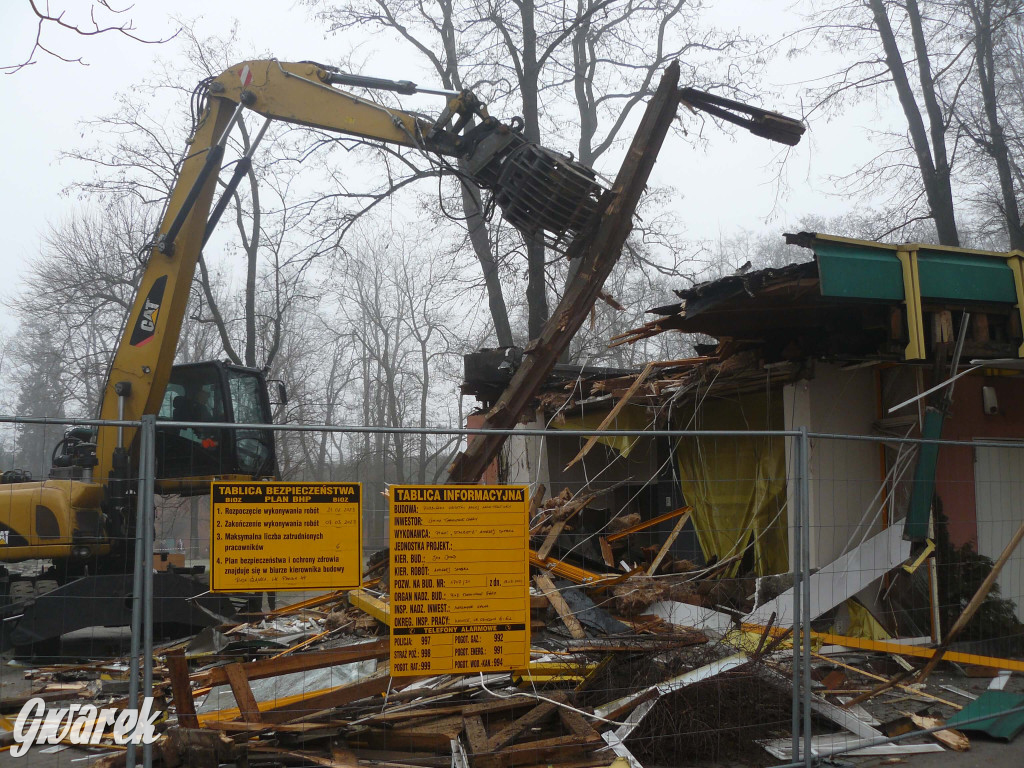 Tarnowskie Góry. Rozbiórka byłej kwiaciarni trwa