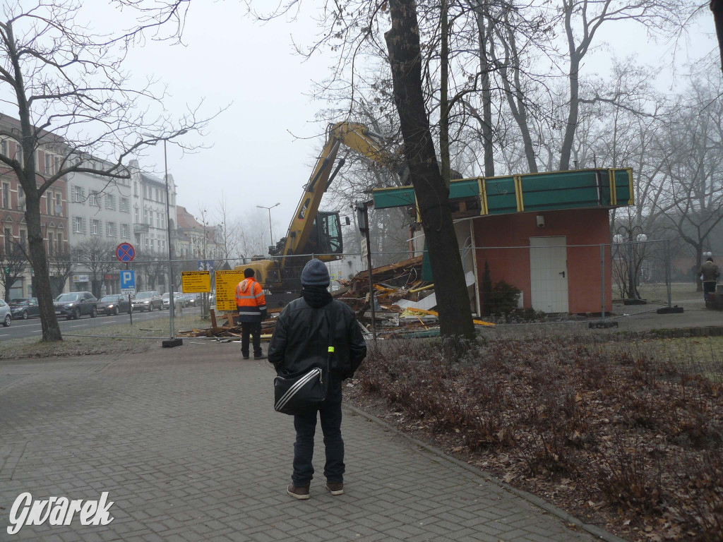 Tarnowskie Góry. Rozbiórka byłej kwiaciarni trwa