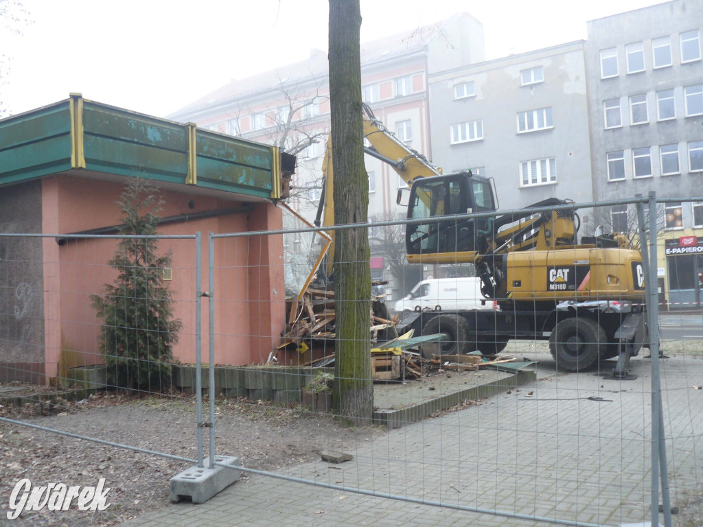 Tarnowskie Góry. Rozbiórka byłej kwiaciarni trwa