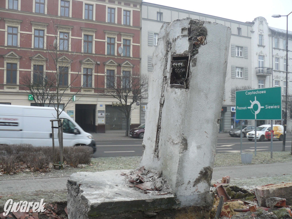 Tarnowskie Góry. Rozbiórka byłej kwiaciarni trwa