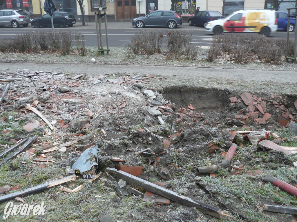 Tarnowskie Góry. Rozbiórka byłej kwiaciarni trwa