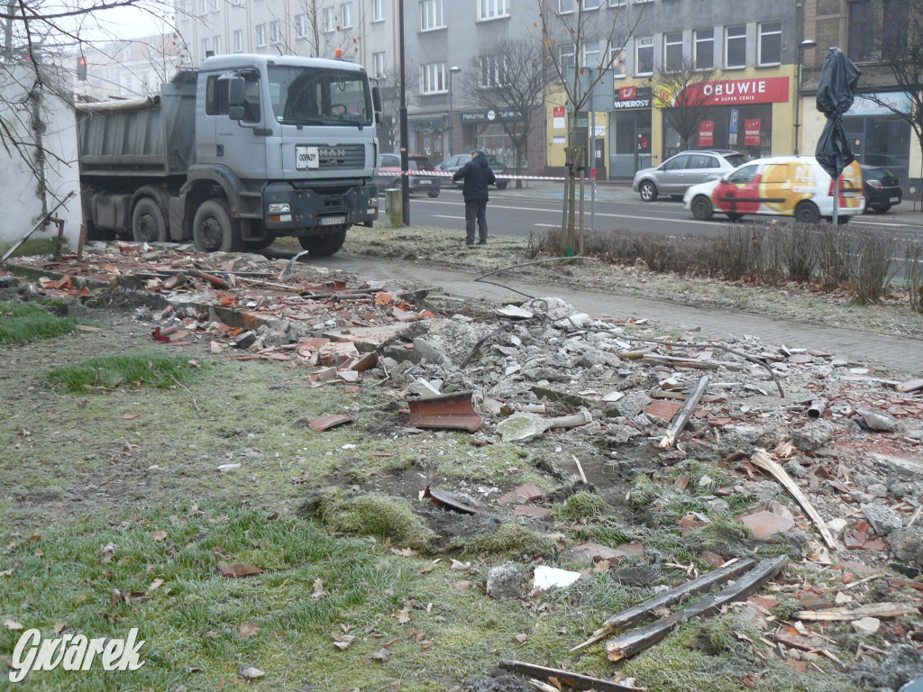 Tarnowskie Góry. Rozbiórka byłej kwiaciarni trwa