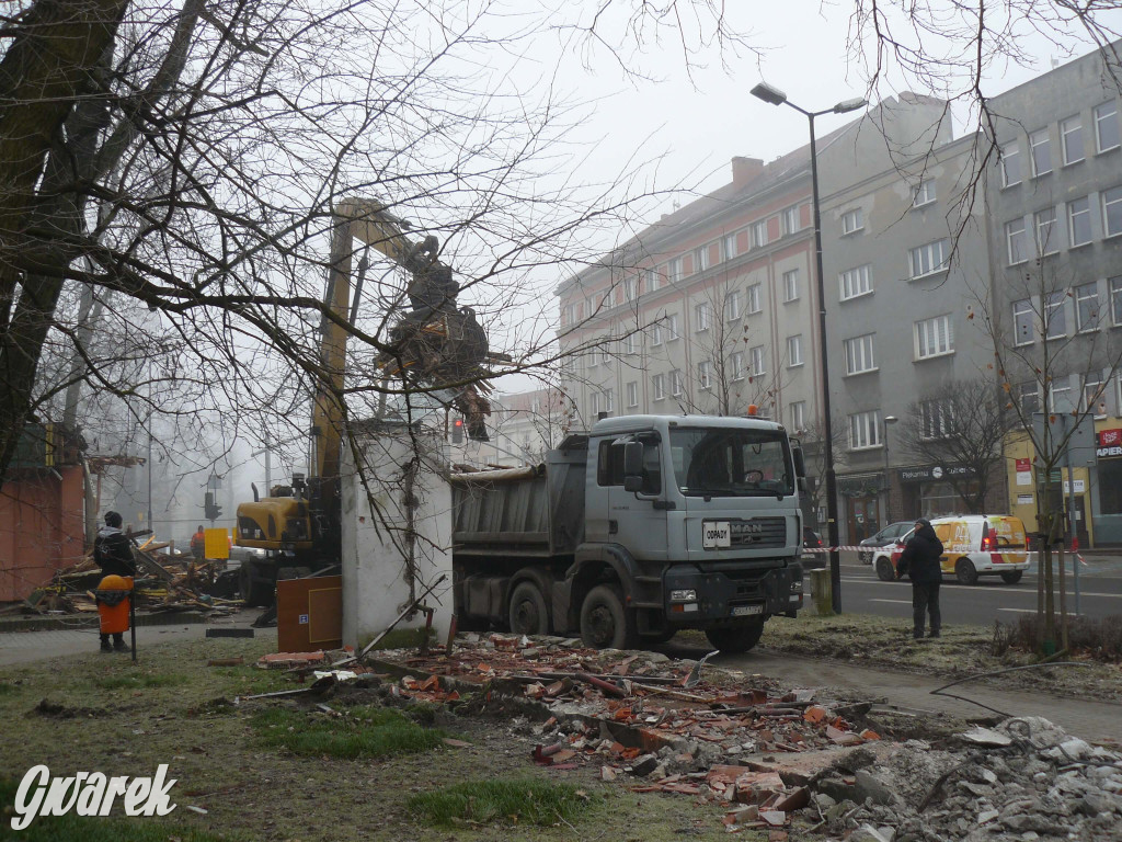 Tarnowskie Góry. Rozbiórka byłej kwiaciarni trwa