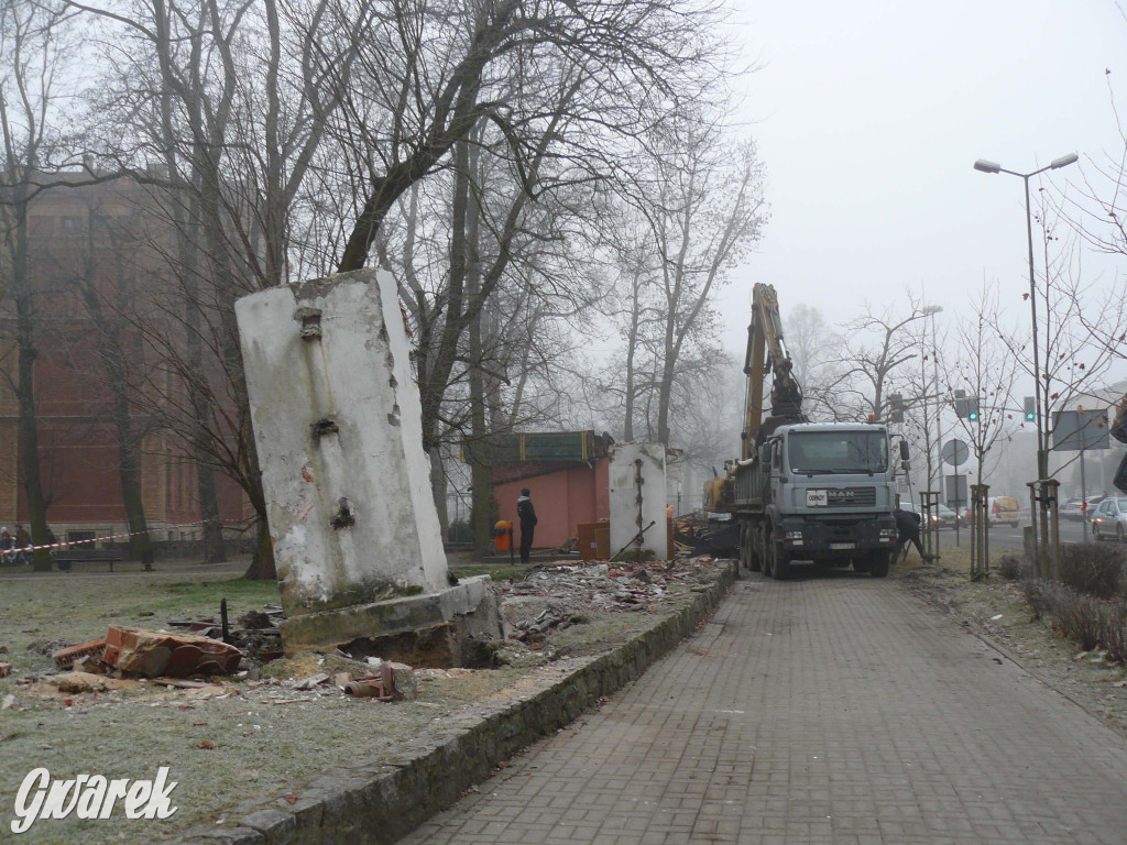 Tarnowskie Góry. Rozbiórka byłej kwiaciarni trwa