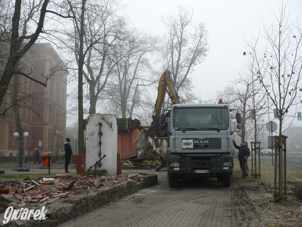 Tarnowskie Góry. Rozbiórka byłej kwiaciarni trwa