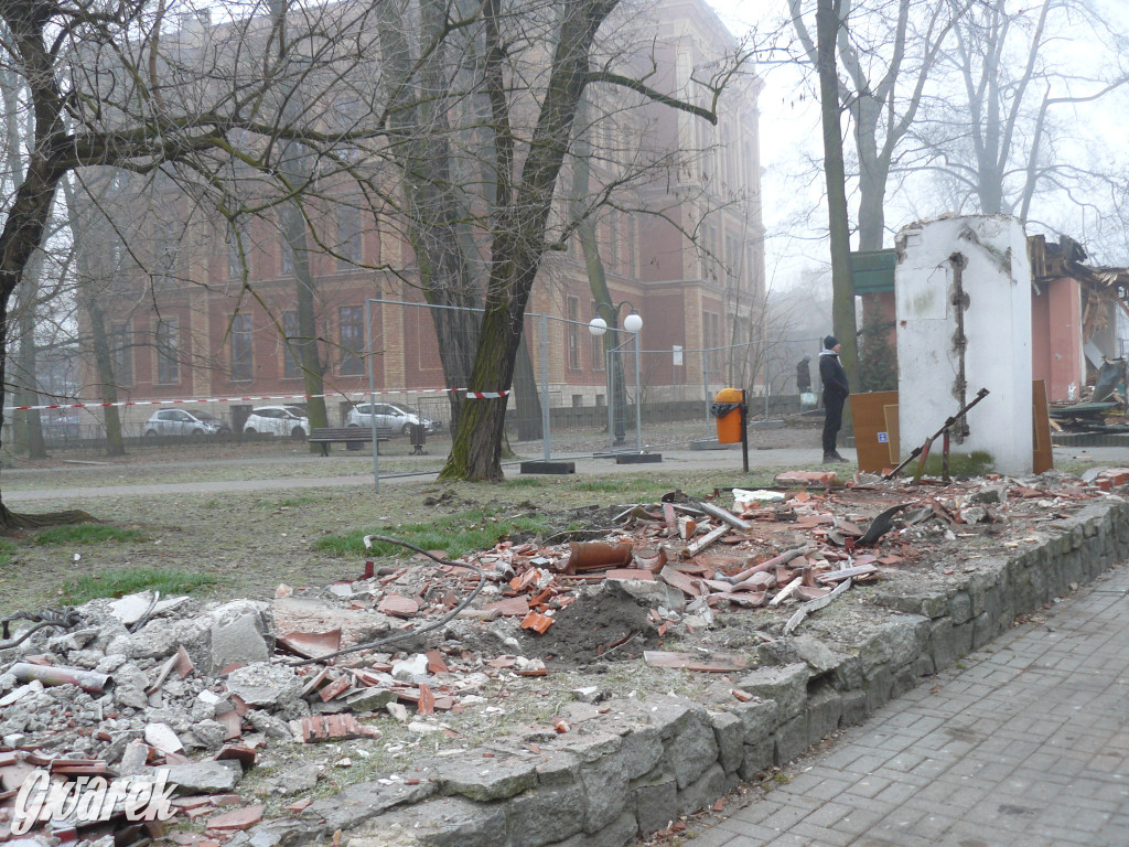 Tarnowskie Góry. Rozbiórka byłej kwiaciarni trwa