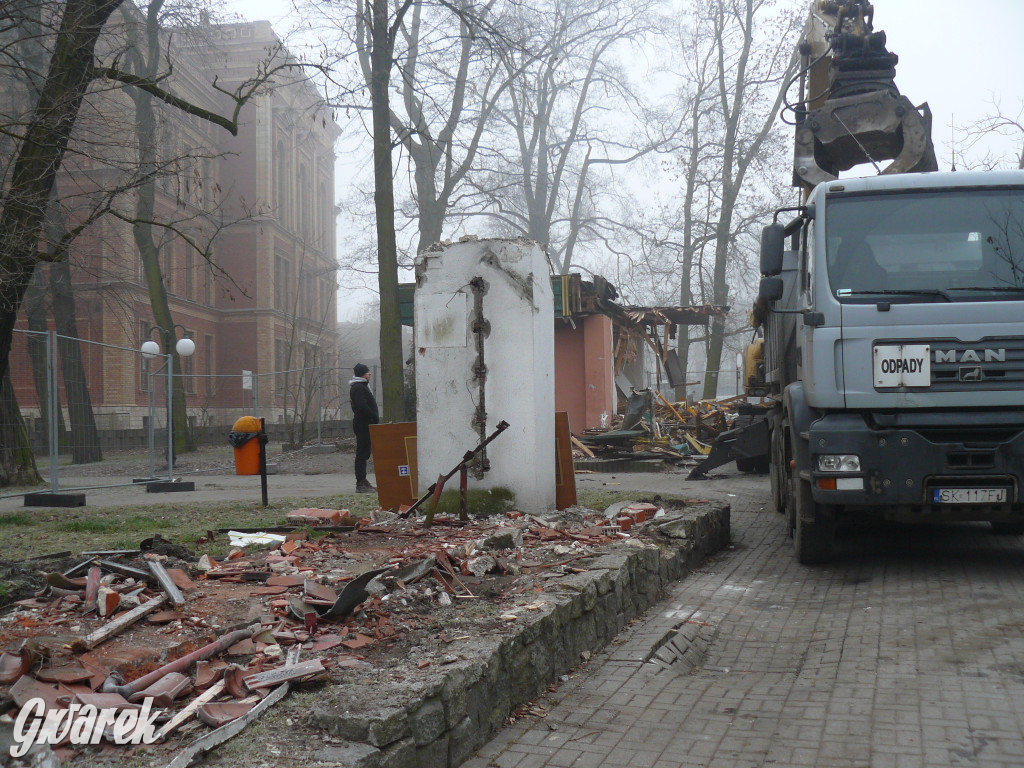 Tarnowskie Góry. Rozbiórka byłej kwiaciarni trwa