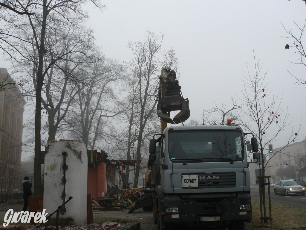 Tarnowskie Góry. Rozbiórka byłej kwiaciarni trwa
