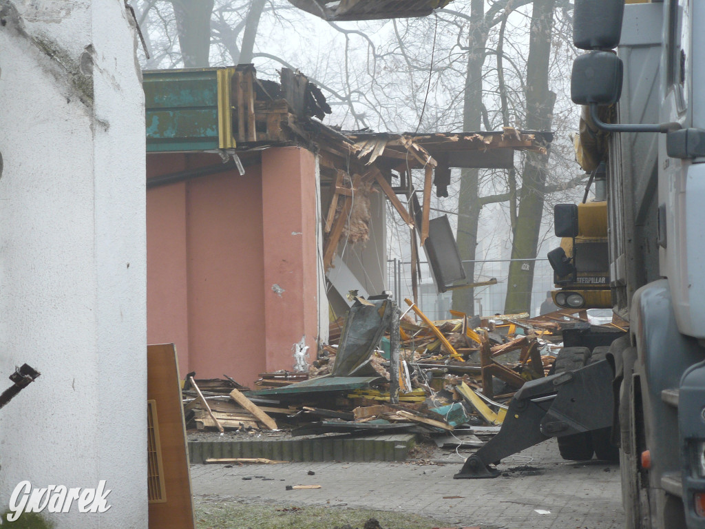 Tarnowskie Góry. Rozbiórka byłej kwiaciarni trwa