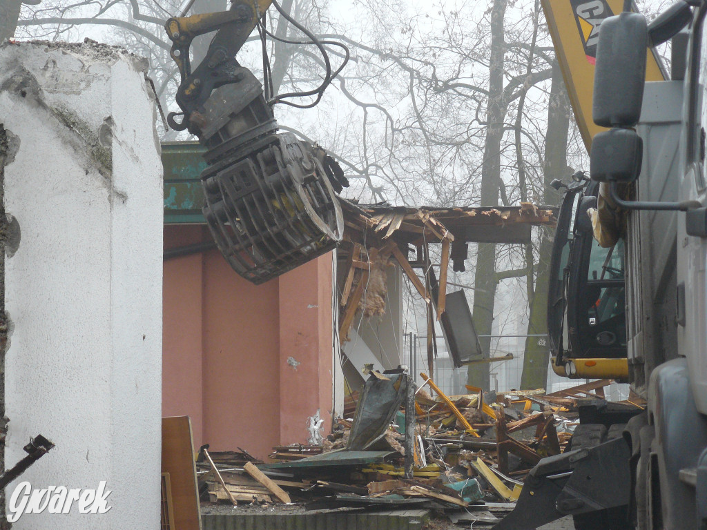 Tarnowskie Góry. Rozbiórka byłej kwiaciarni trwa