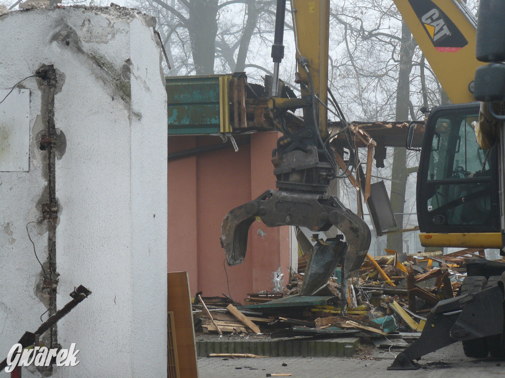 Tarnowskie Góry. Rozbiórka byłej kwiaciarni trwa