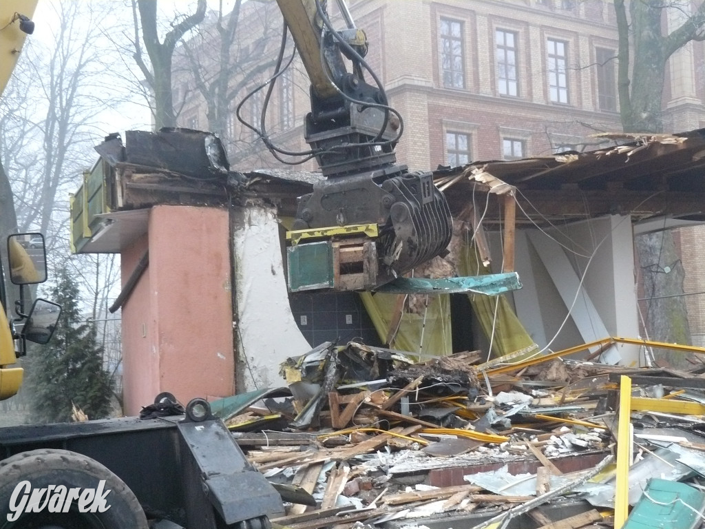 Tarnowskie Góry. Rozbiórka byłej kwiaciarni trwa