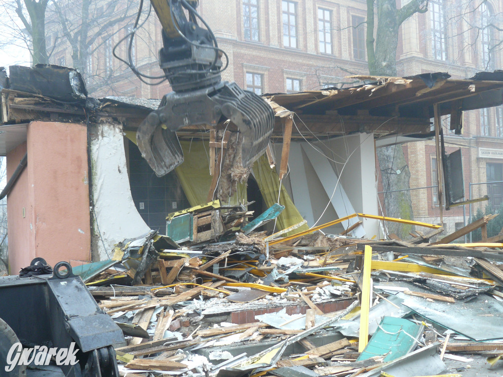 Tarnowskie Góry. Rozbiórka byłej kwiaciarni trwa