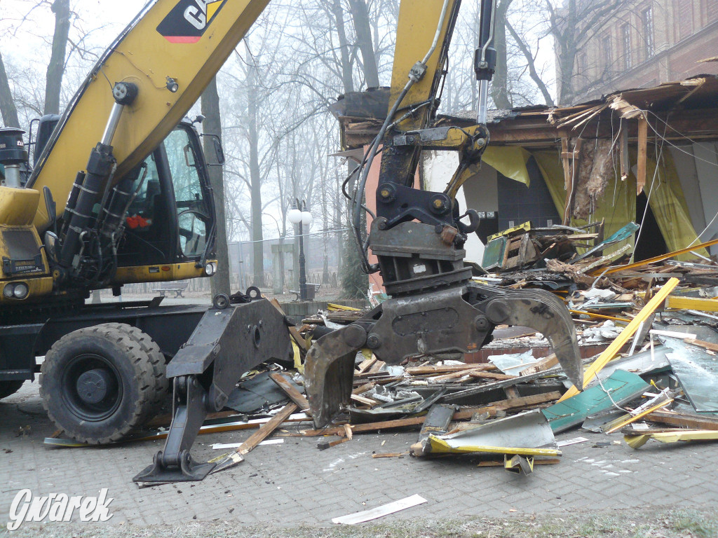 Tarnowskie Góry. Rozbiórka byłej kwiaciarni trwa