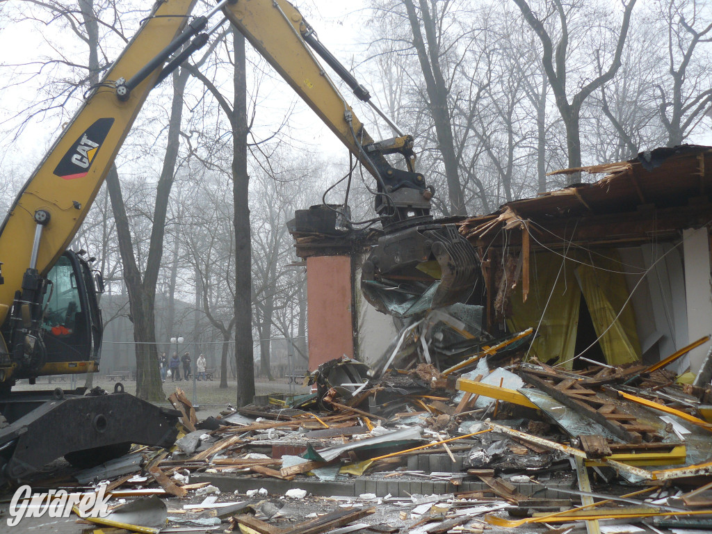 Tarnowskie Góry. Rozbiórka byłej kwiaciarni trwa