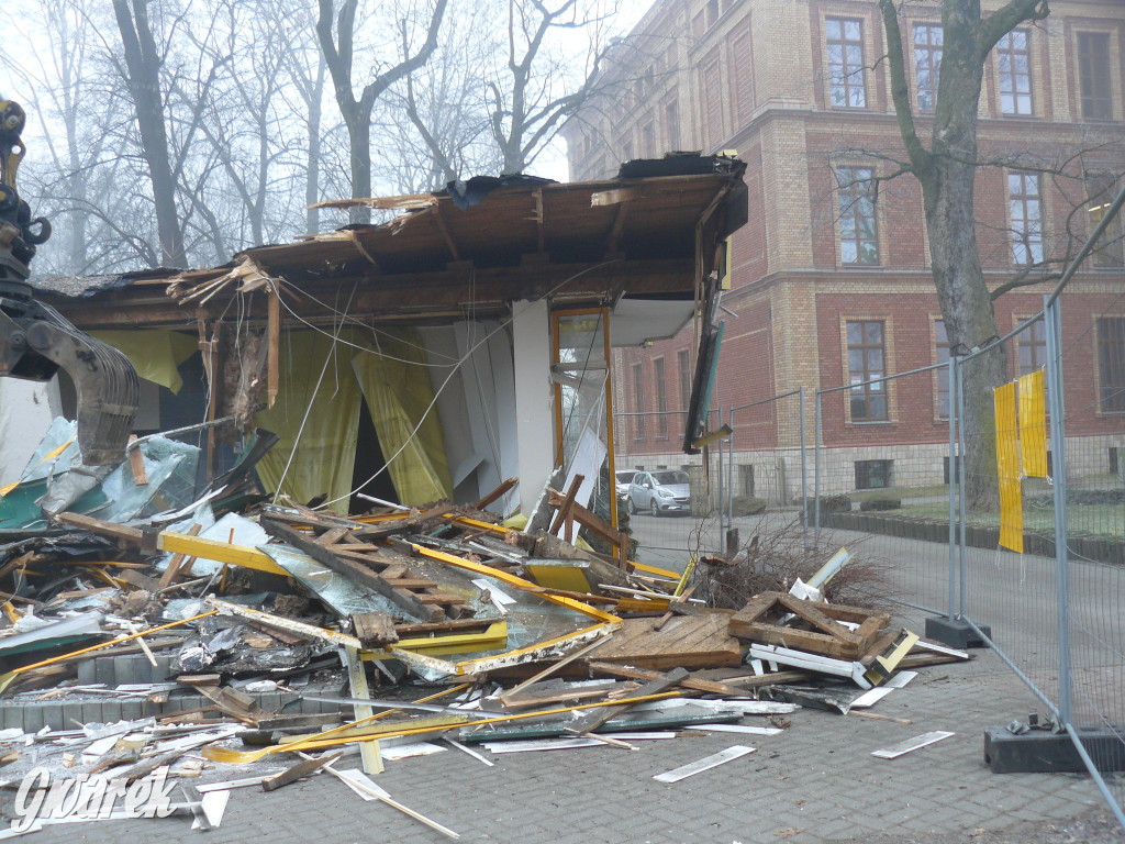 Tarnowskie Góry. Rozbiórka byłej kwiaciarni trwa
