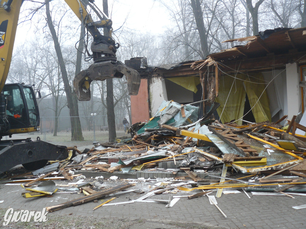 Tarnowskie Góry. Rozbiórka byłej kwiaciarni trwa