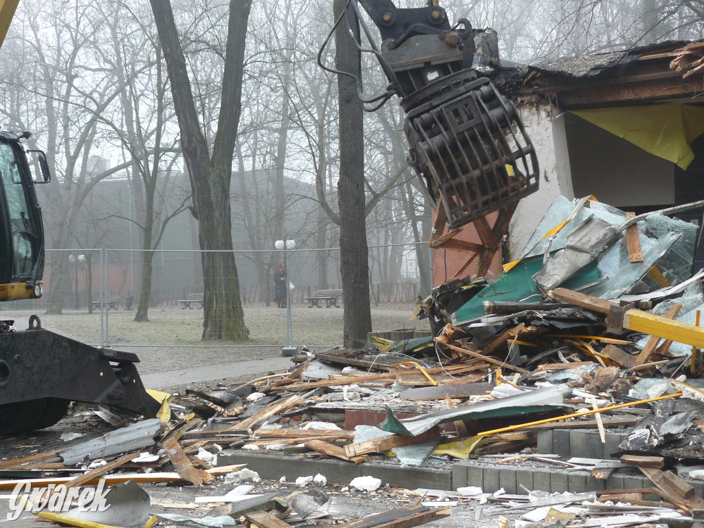 Tarnowskie Góry. Rozbiórka byłej kwiaciarni trwa