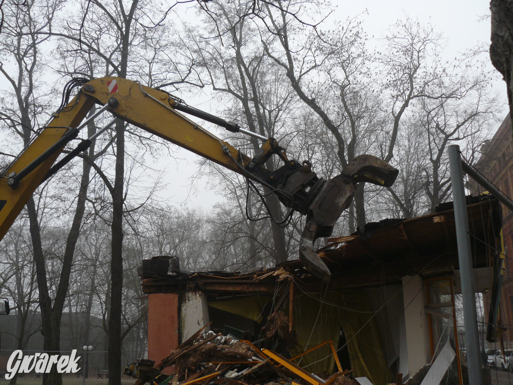 Tarnowskie Góry. Rozbiórka byłej kwiaciarni trwa