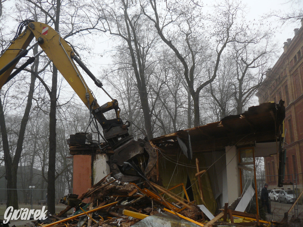 Tarnowskie Góry. Rozbiórka byłej kwiaciarni trwa