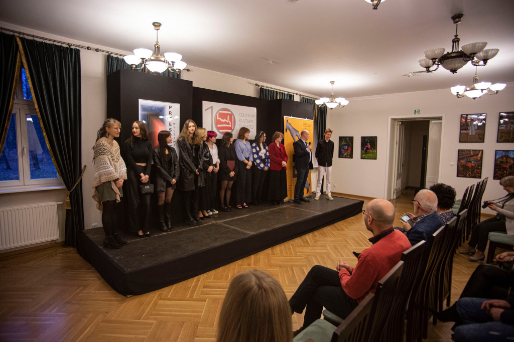 Wernisaż uczniów Plastyka w CEKUŚ