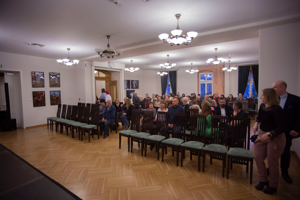 Wernisaż uczniów Plastyka w CEKUŚ