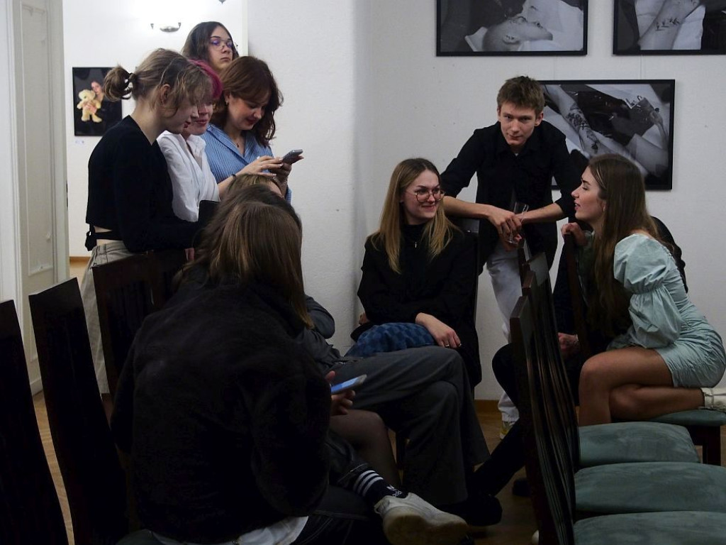 Wernisaż uczniów Plastyka w CEKUŚ