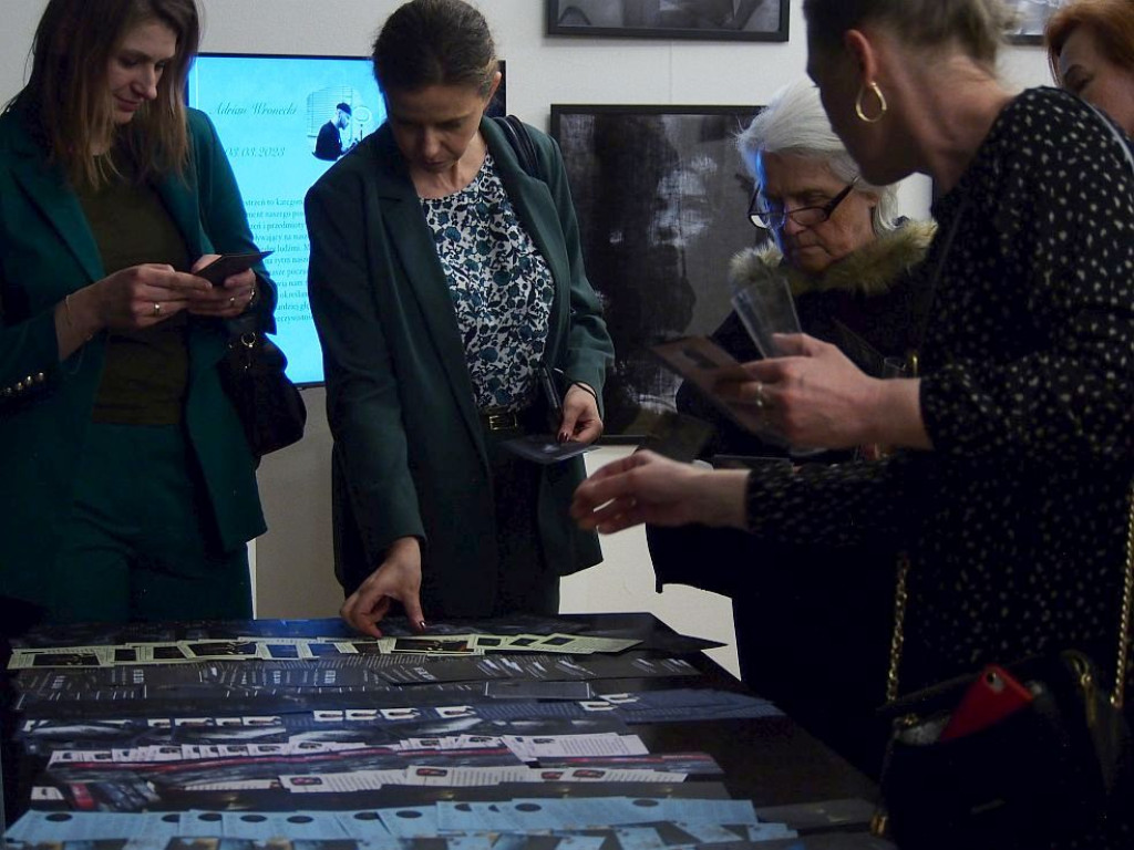 Wernisaż uczniów Plastyka w CEKUŚ