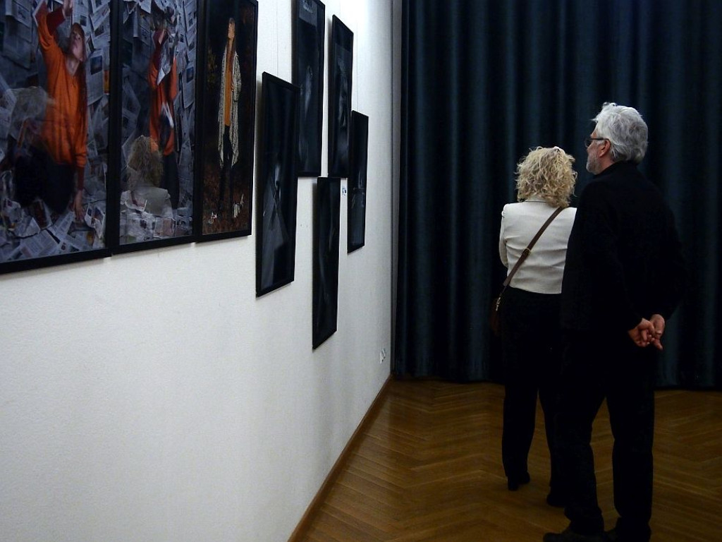 Wernisaż uczniów Plastyka w CEKUŚ