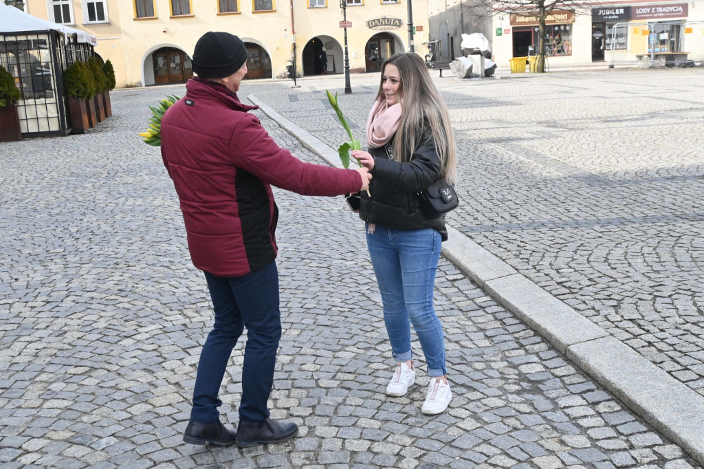 Burmistrz i policjanci rozdawali kwiaty