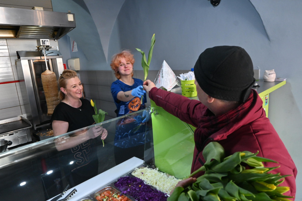 Burmistrz i policjanci rozdawali kwiaty