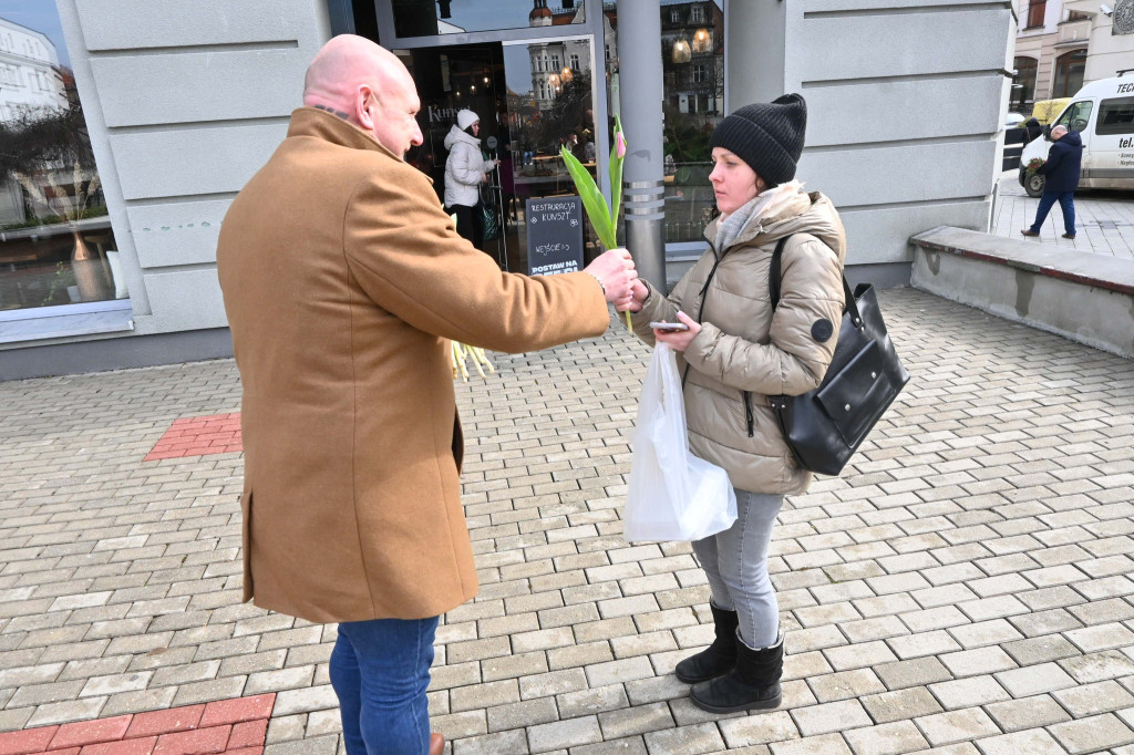 Burmistrz i policjanci rozdawali kwiaty