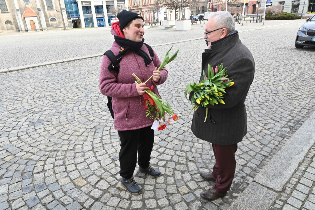 Burmistrz i policjanci rozdawali kwiaty