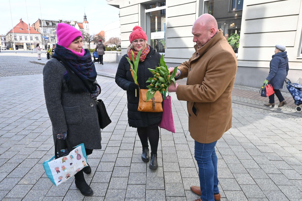 Burmistrz i policjanci rozdawali kwiaty