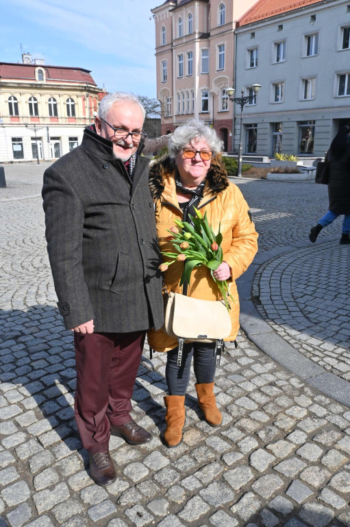 Burmistrz i policjanci rozdawali kwiaty