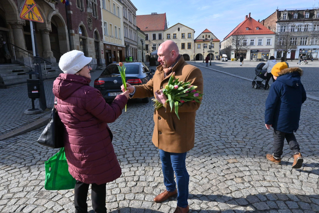 Burmistrz i policjanci rozdawali kwiaty