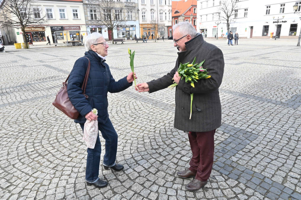 Burmistrz i policjanci rozdawali kwiaty
