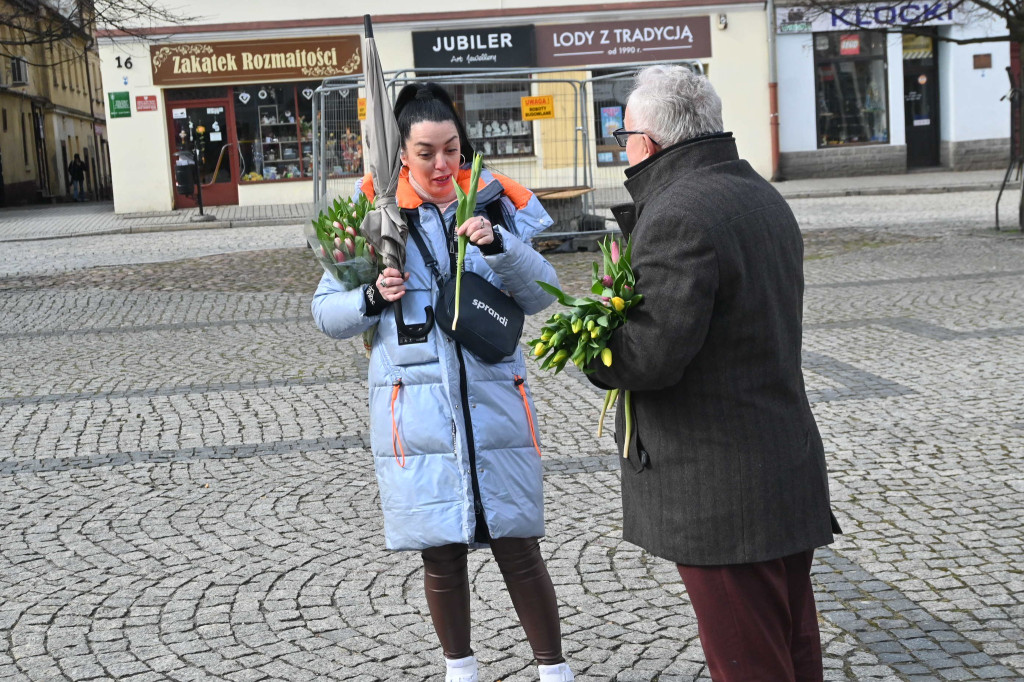 Burmistrz i policjanci rozdawali kwiaty
