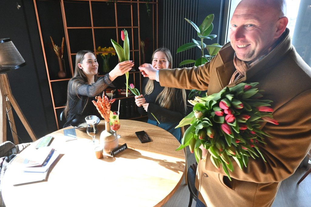 Burmistrz i policjanci rozdawali kwiaty