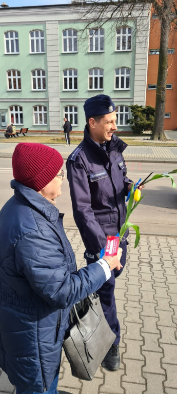 Burmistrz i policjanci rozdawali kwiaty