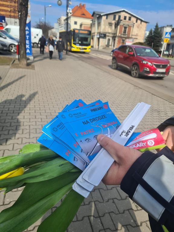 Burmistrz i policjanci rozdawali kwiaty
