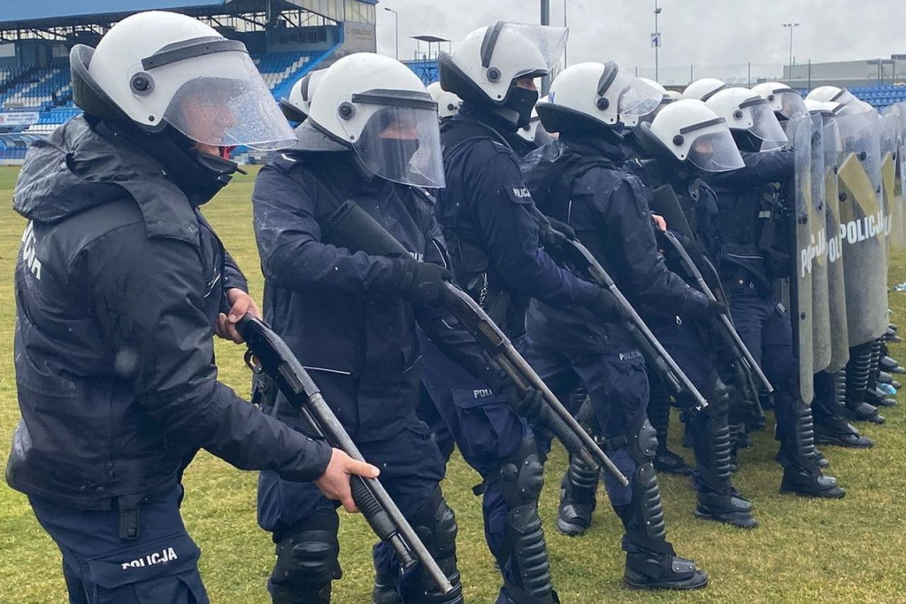 Policjanci w starciu z kibolami na stadionie