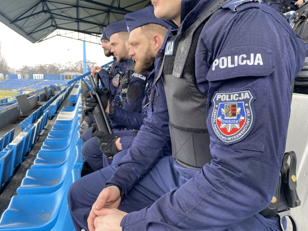 Policjanci w starciu z kibolami na stadionie