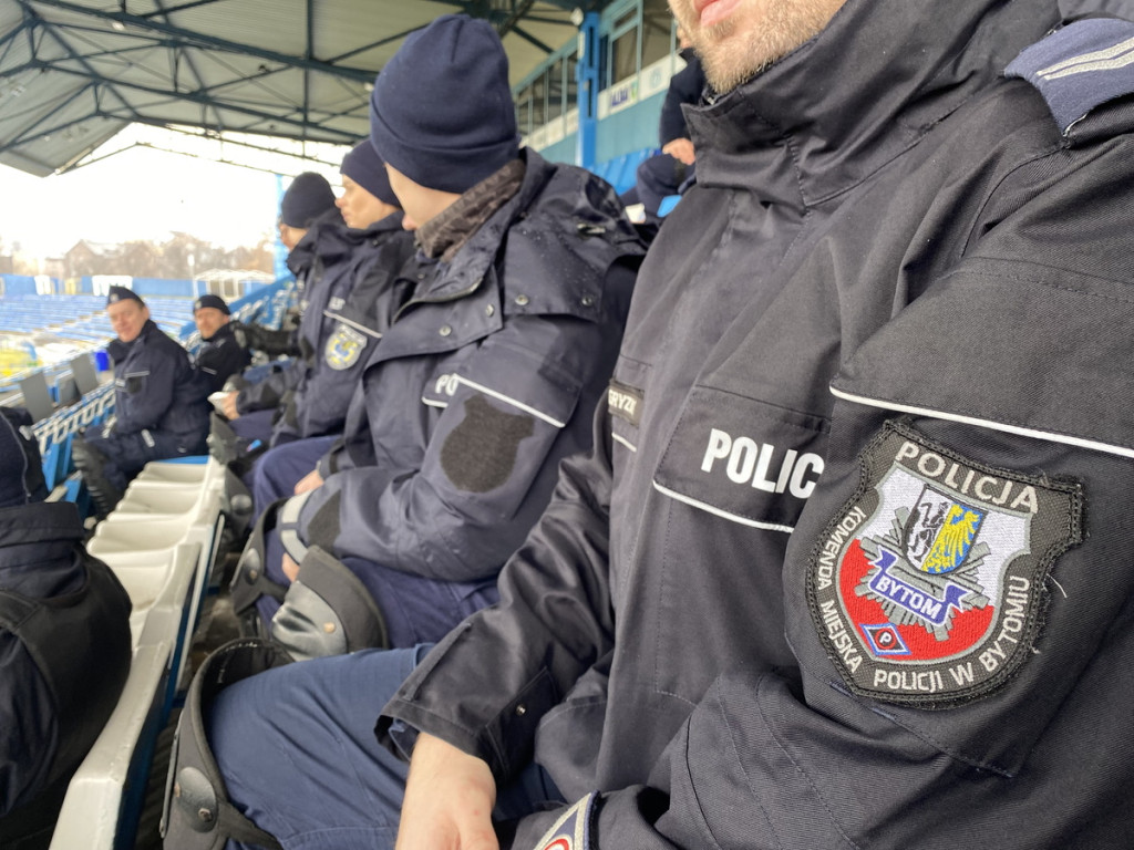 Policjanci w starciu z kibolami na stadionie